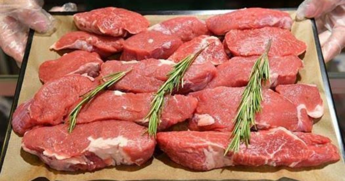 اللحم في المنام وتفسير حلم أكل اللحمة النيئة والمطبوخة