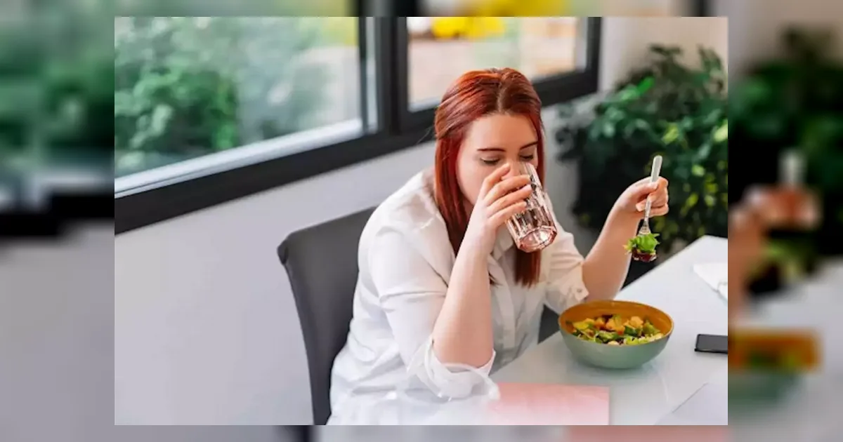 فوائد وأضرار شرب الماء أثناء الأكل وتأثيره على الهضم والوزن